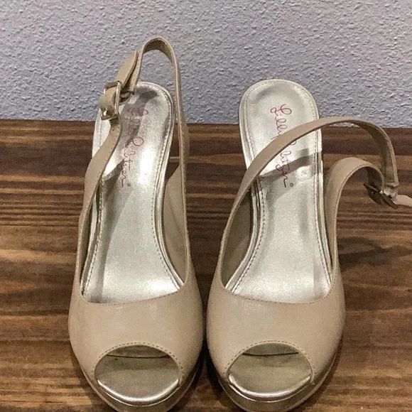 Preowned Lilly Pulitzer Wedges Tan/Beige Size 7.5 (Item#S042) - Picture 2 of 12